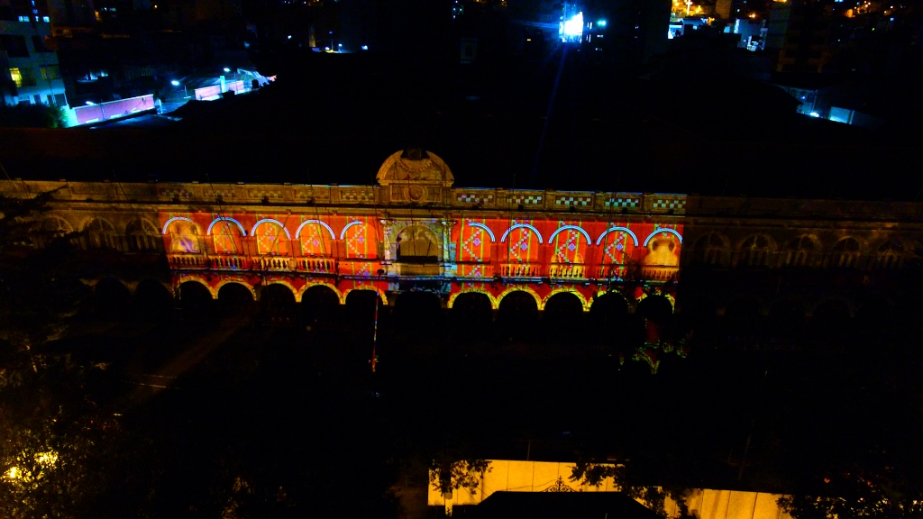 Fachada Monumental en Tono Cálido